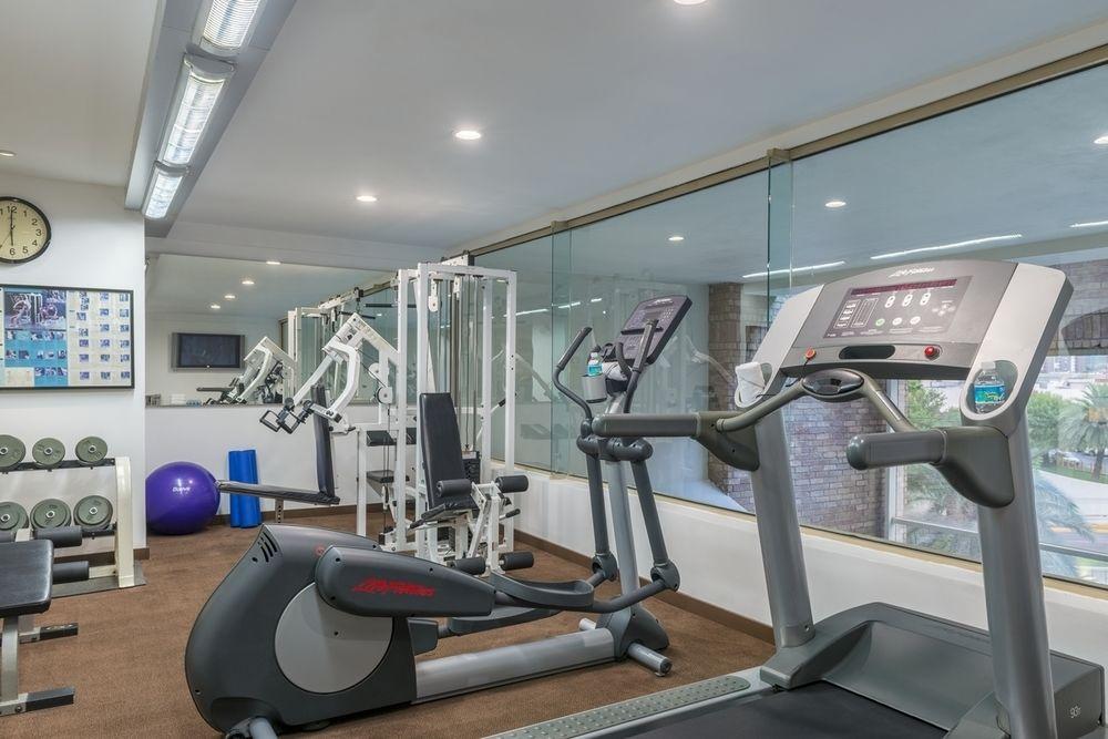 Four Points By Sheraton Galerias Monterrei Exterior foto The gym at the hotel