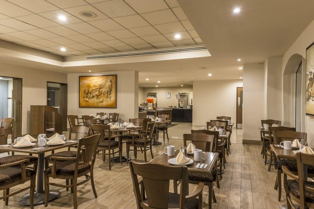 Four Points By Sheraton Galerias Monterrei Exterior foto The restaurant at the hotel