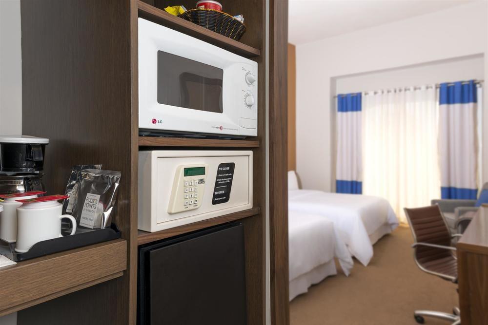 Four Points By Sheraton Galerias Monterrei Exterior foto A safe in a hotel room
