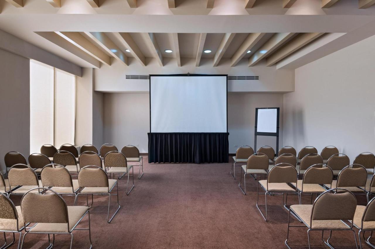 Four Points By Sheraton Galerias Monterrei Exterior foto A typical conference room