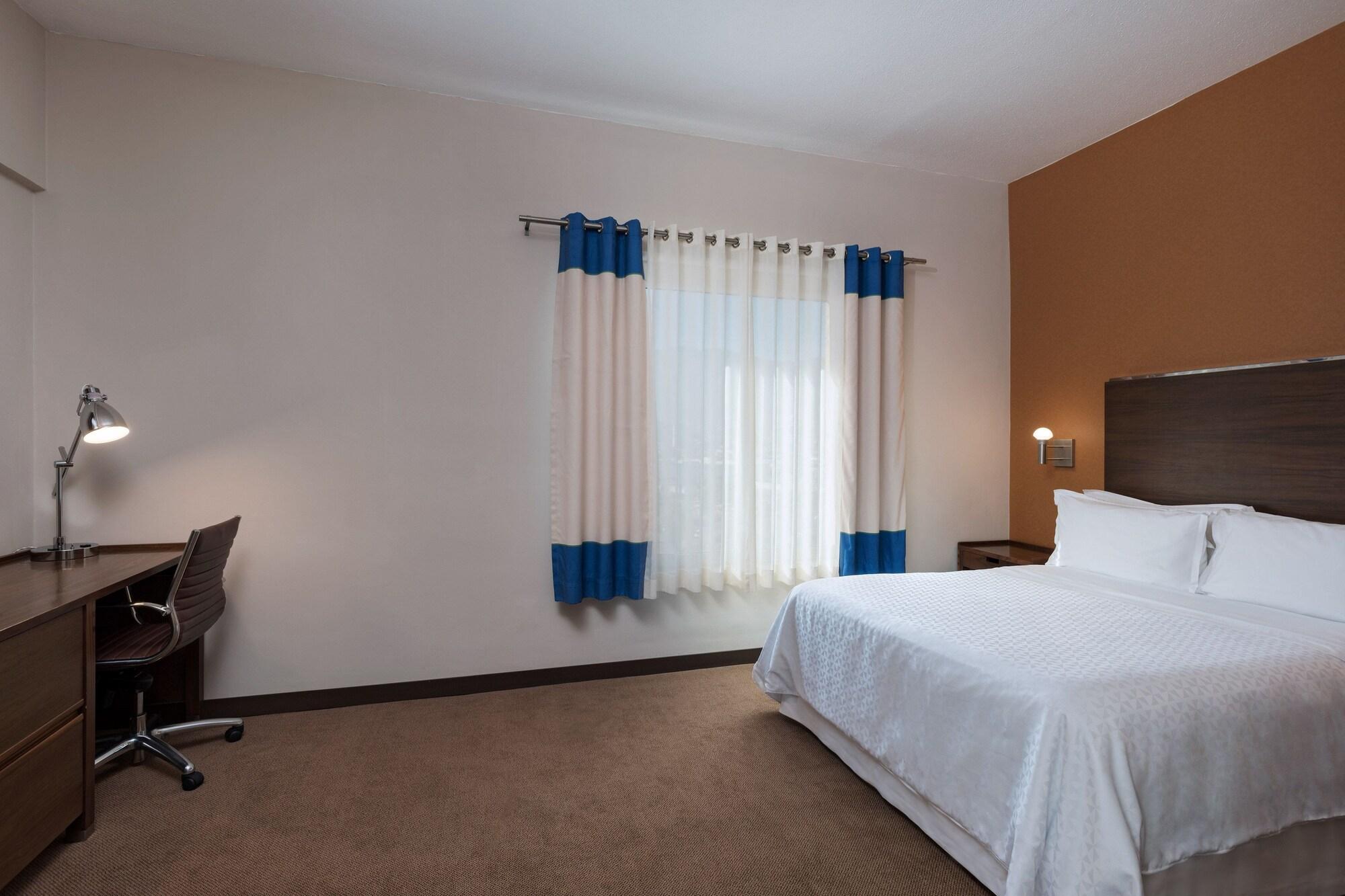 Four Points By Sheraton Galerias Monterrei Exterior foto A typical bedroom in a typical extended stay hotel