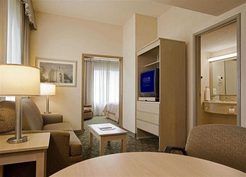 Four Points By Sheraton Galerias Monterrei Exterior foto A typical suite at the Hilton Prague