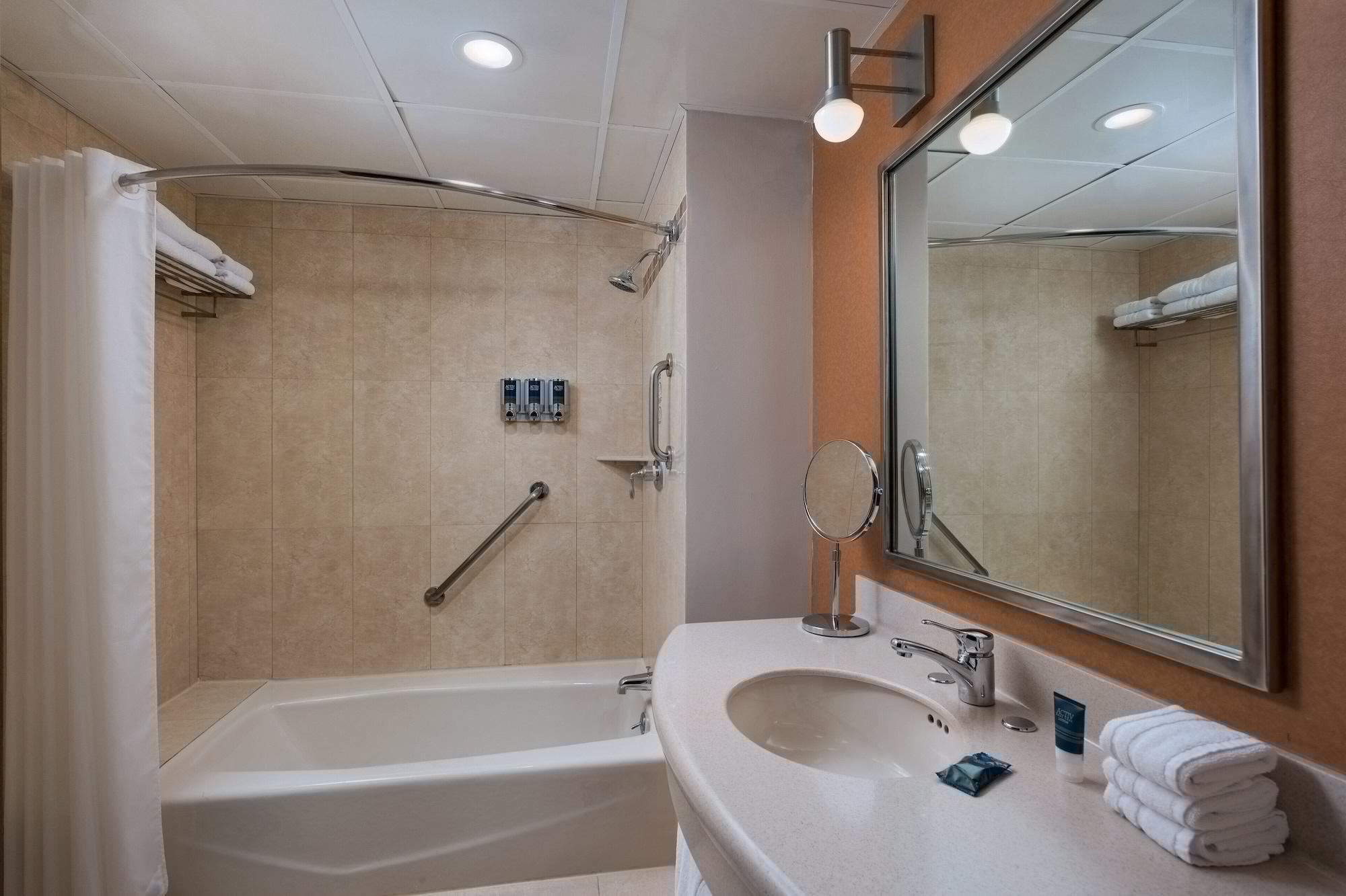 Four Points By Sheraton Galerias Monterrei Exterior foto A bathroom in a hotel