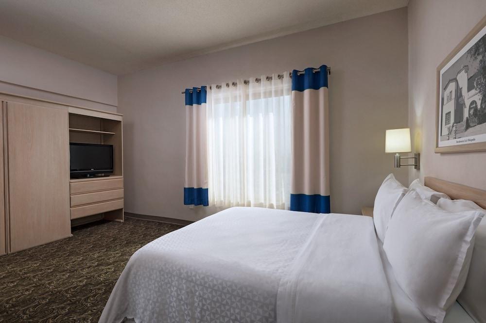 Four Points By Sheraton Galerias Monterrei Exterior foto A bedroom at the Hilton Garden Inn in San Francisco