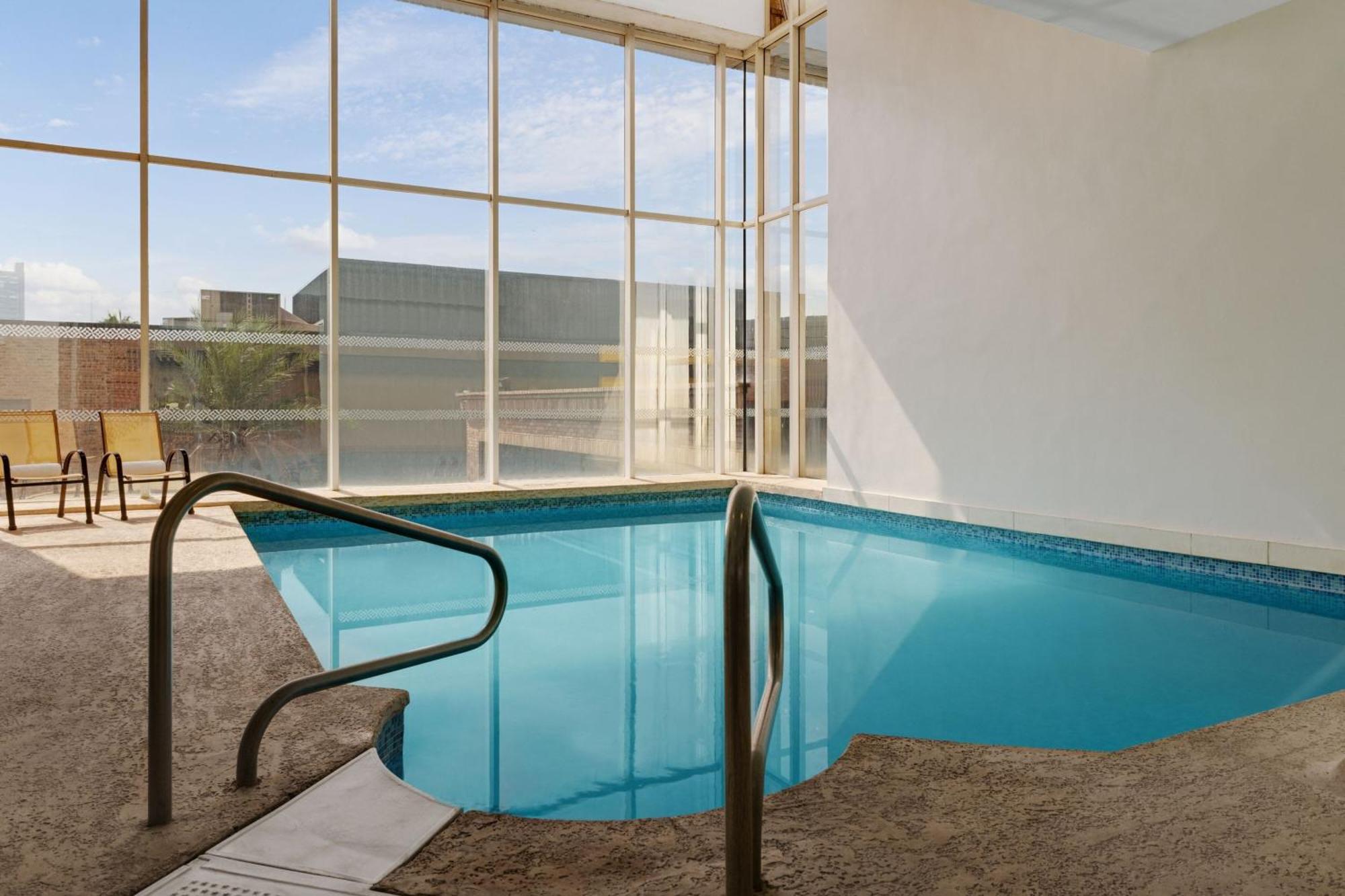 Four Points By Sheraton Galerias Monterrei Exterior foto The pool at the 1964 Olympic Village