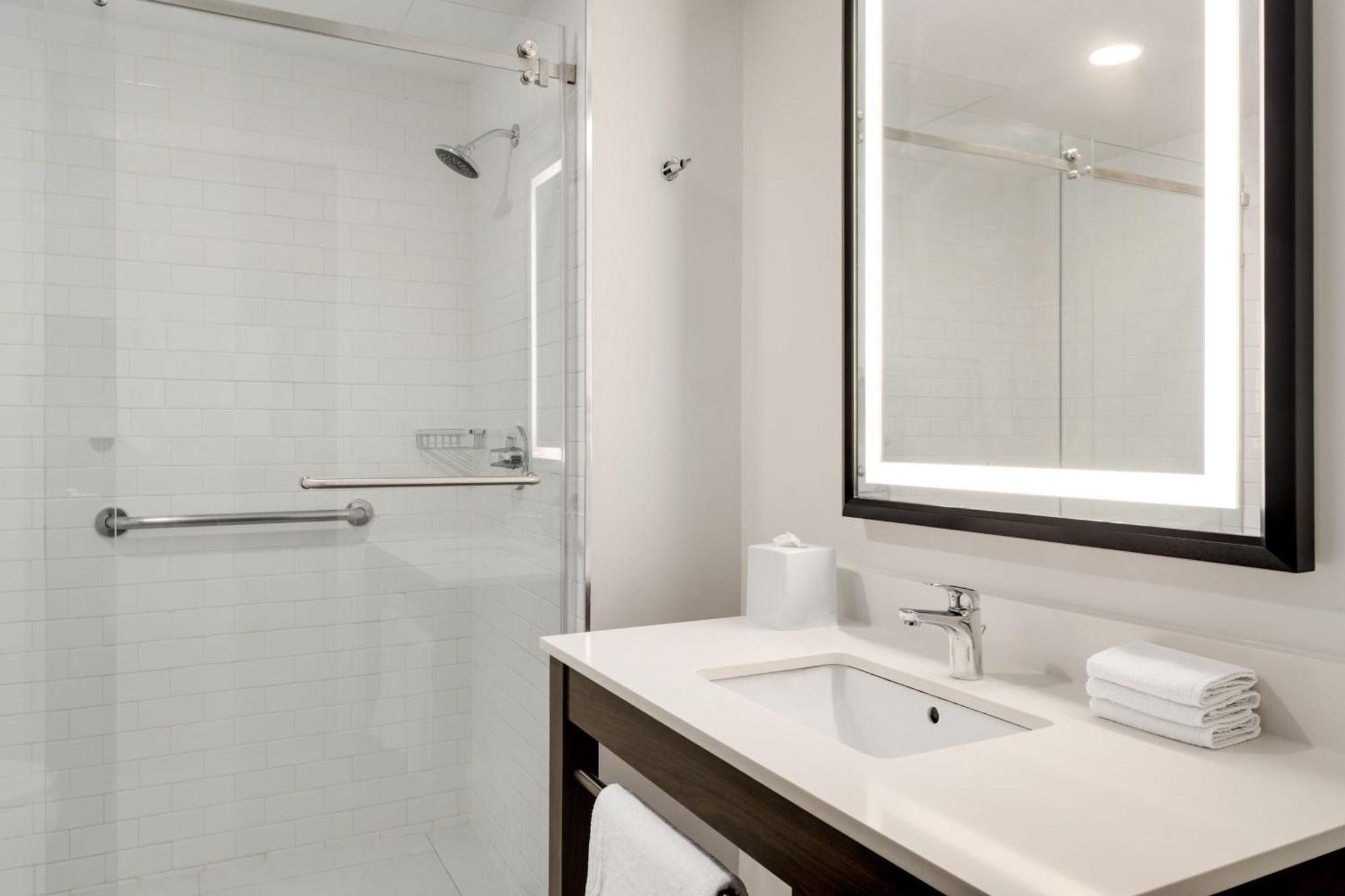 Four Points By Sheraton Galerias Monterrei Exterior foto A bathroom in a Hilton Garden Inn