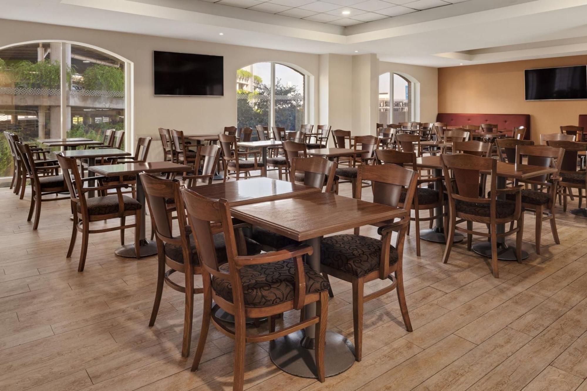 Four Points By Sheraton Galerias Monterrei Exterior foto The dining room at the hotel