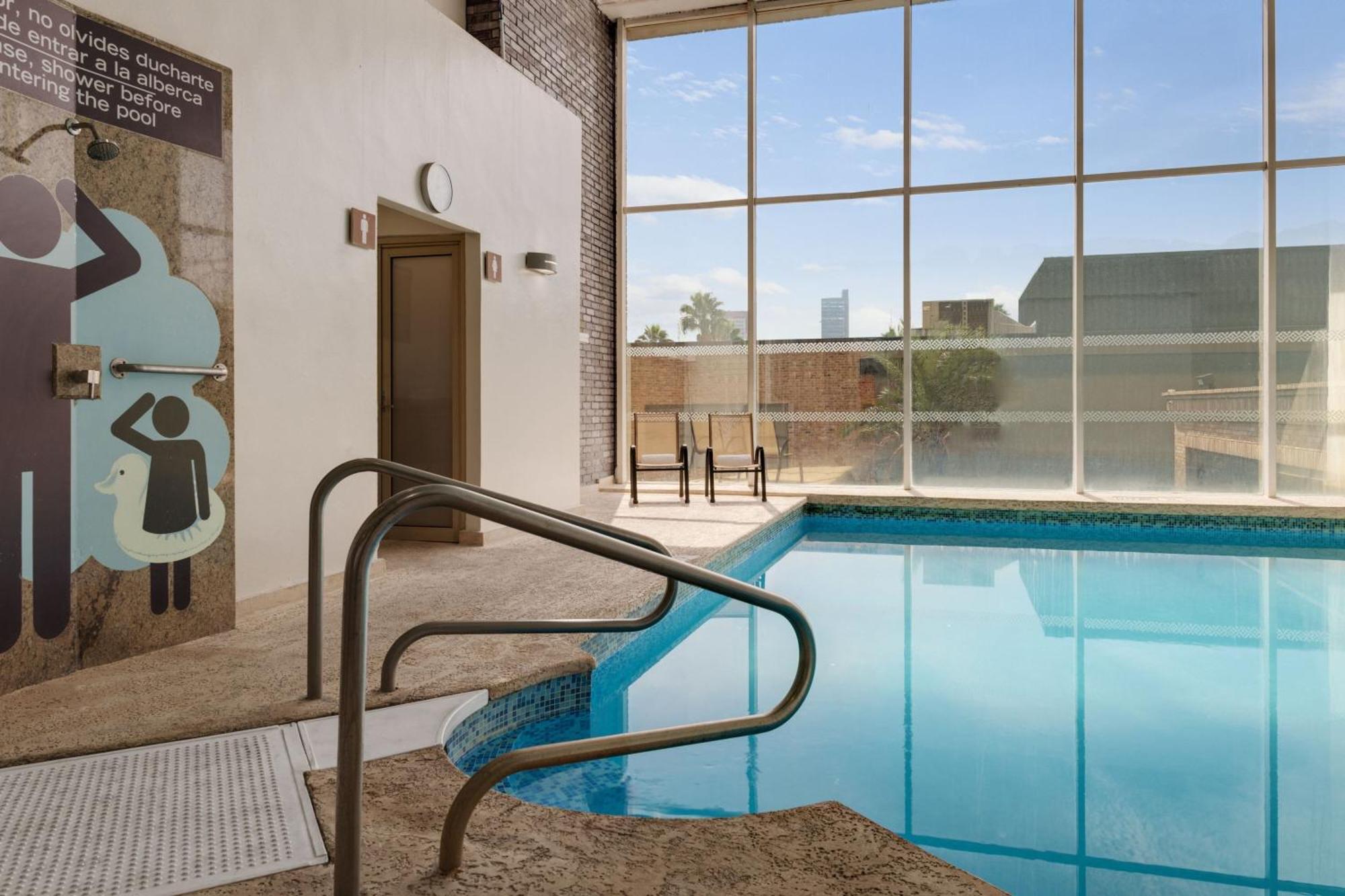 Four Points By Sheraton Galerias Monterrei Exterior foto The pool at the hotel