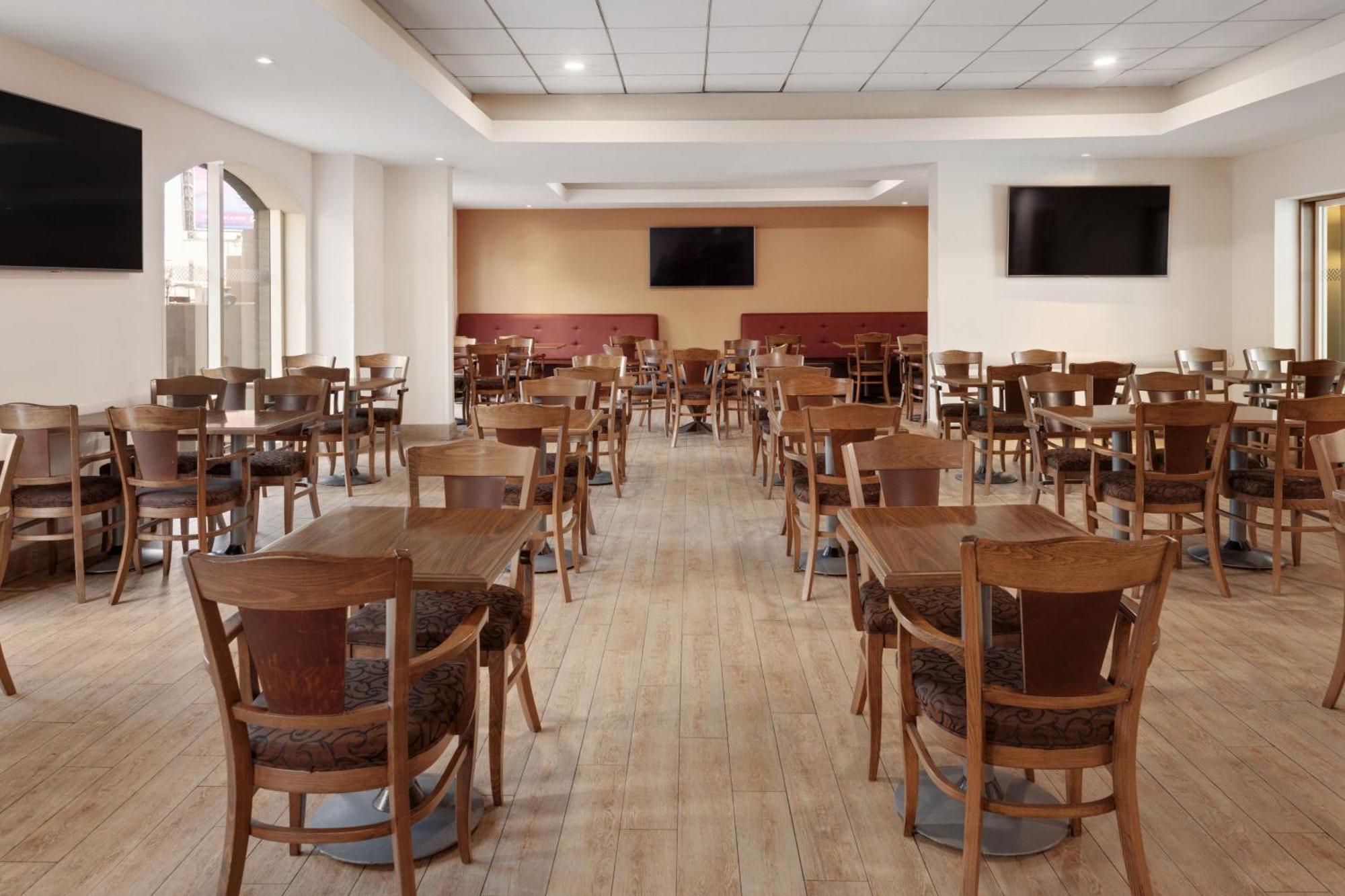 Four Points By Sheraton Galerias Monterrei Exterior foto The dining room at the 2012 Olympic Village
