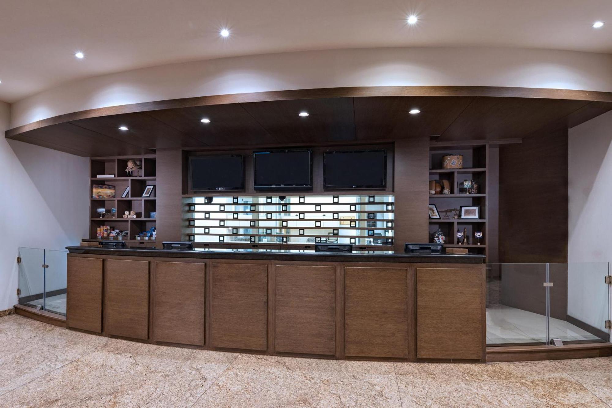 Four Points By Sheraton Galerias Monterrei Exterior foto The reception desk at the library
